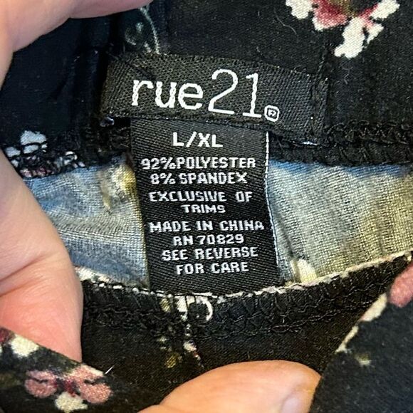 5 for $25🔥Rue21 Black Floral Legging Pants Juniors L/XL - Picture 3 of 5